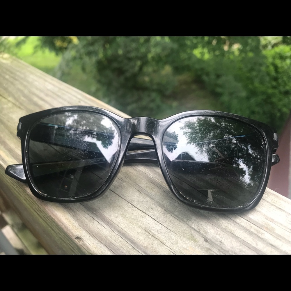 Unisex Oakley sunglasses- black